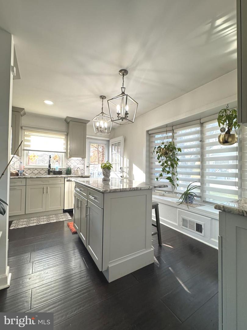 131 CASMAR ST SE, VIENNA, Virginia 22180, 5 Bedrooms Bedrooms, ,3 BathroomsBathrooms,Residential,For sale,131 CASMAR ST SE,VAFX2280160 MLS # VAFX2280160