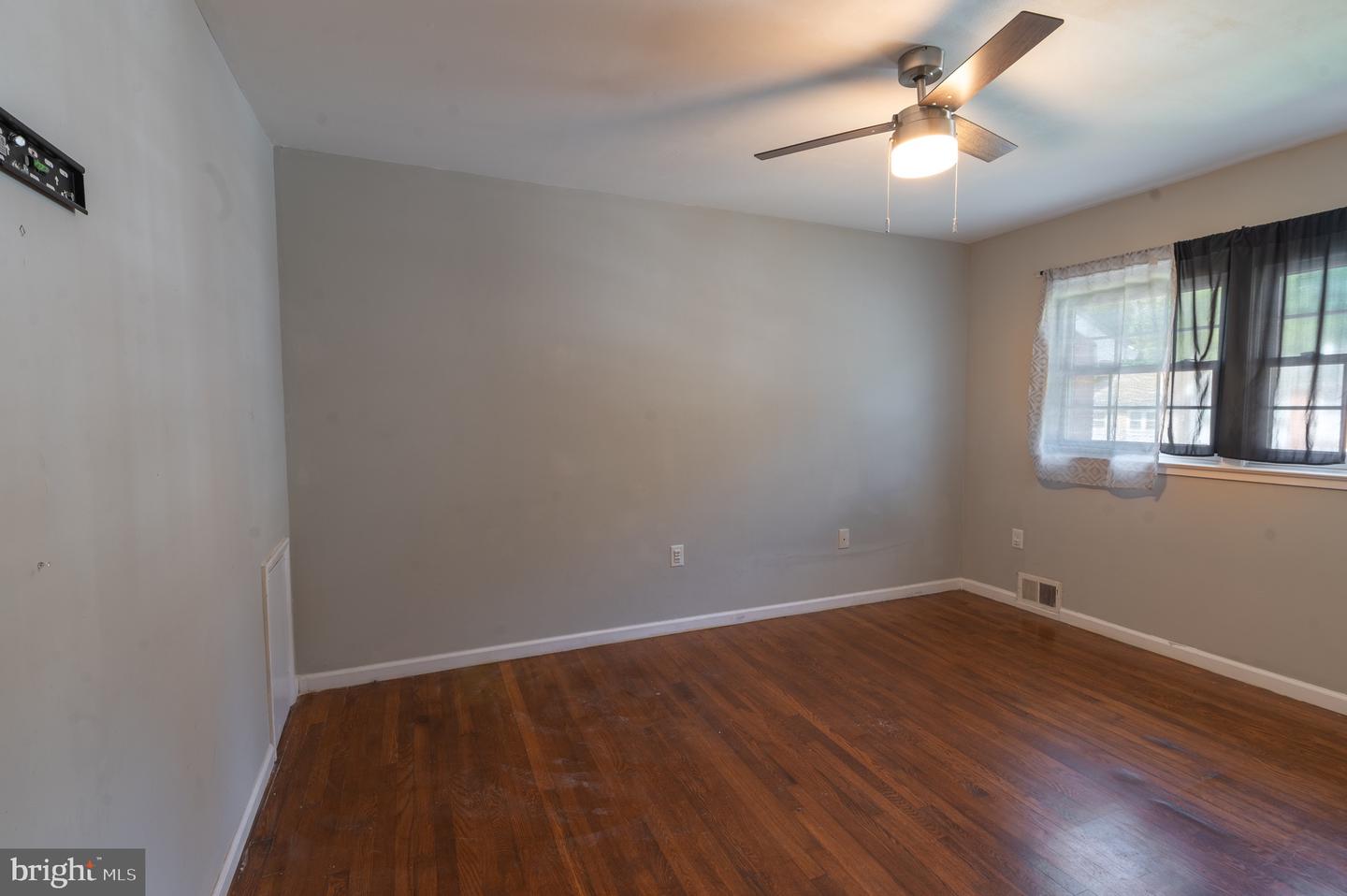 14807 ANDERSON CT, WOODBRIDGE, Virginia 22193, 3 Bedrooms Bedrooms, 5 Rooms Rooms,1 BathroomBathrooms,Residential,For sale,14807 ANDERSON CT,VAPW2100938 MLS # VAPW2100938