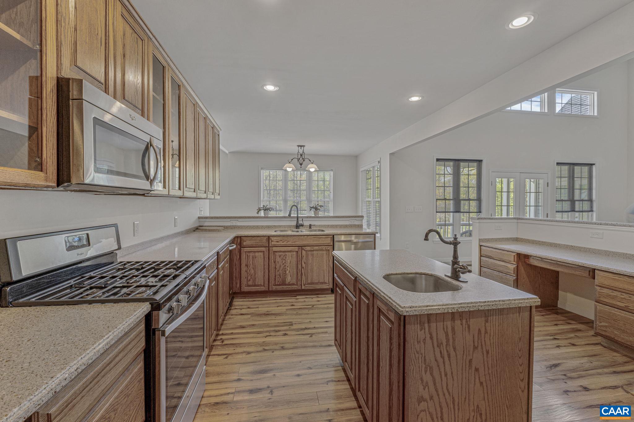 Expansive Kitchen! Expansive Kitchen!