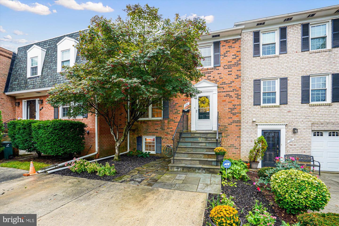 24 S ABINGDON ST, ARLINGTON, Virginia 22204, 4 Bedrooms Bedrooms, ,3 BathroomsBathrooms,Residential,For sale,24 S ABINGDON ST,VAAR2063746 MLS # VAAR2063746