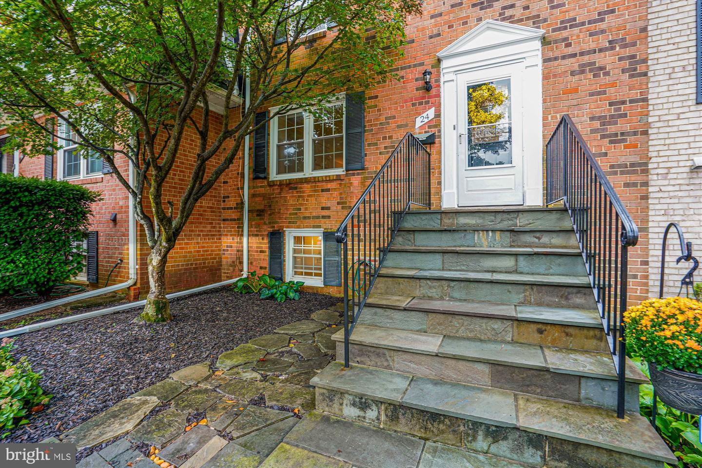 24 S ABINGDON ST, ARLINGTON, Virginia 22204, 4 Bedrooms Bedrooms, ,3 BathroomsBathrooms,Residential,For sale,24 S ABINGDON ST,VAAR2063746 MLS # VAAR2063746