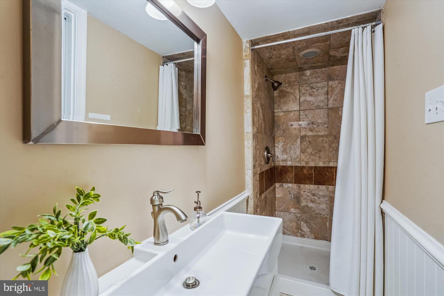 24 S ABINGDON ST, ARLINGTON, Virginia 22204, 4 Bedrooms Bedrooms, ,3 BathroomsBathrooms,Residential,For sale,24 S ABINGDON ST,VAAR2063746 MLS # VAAR2063746