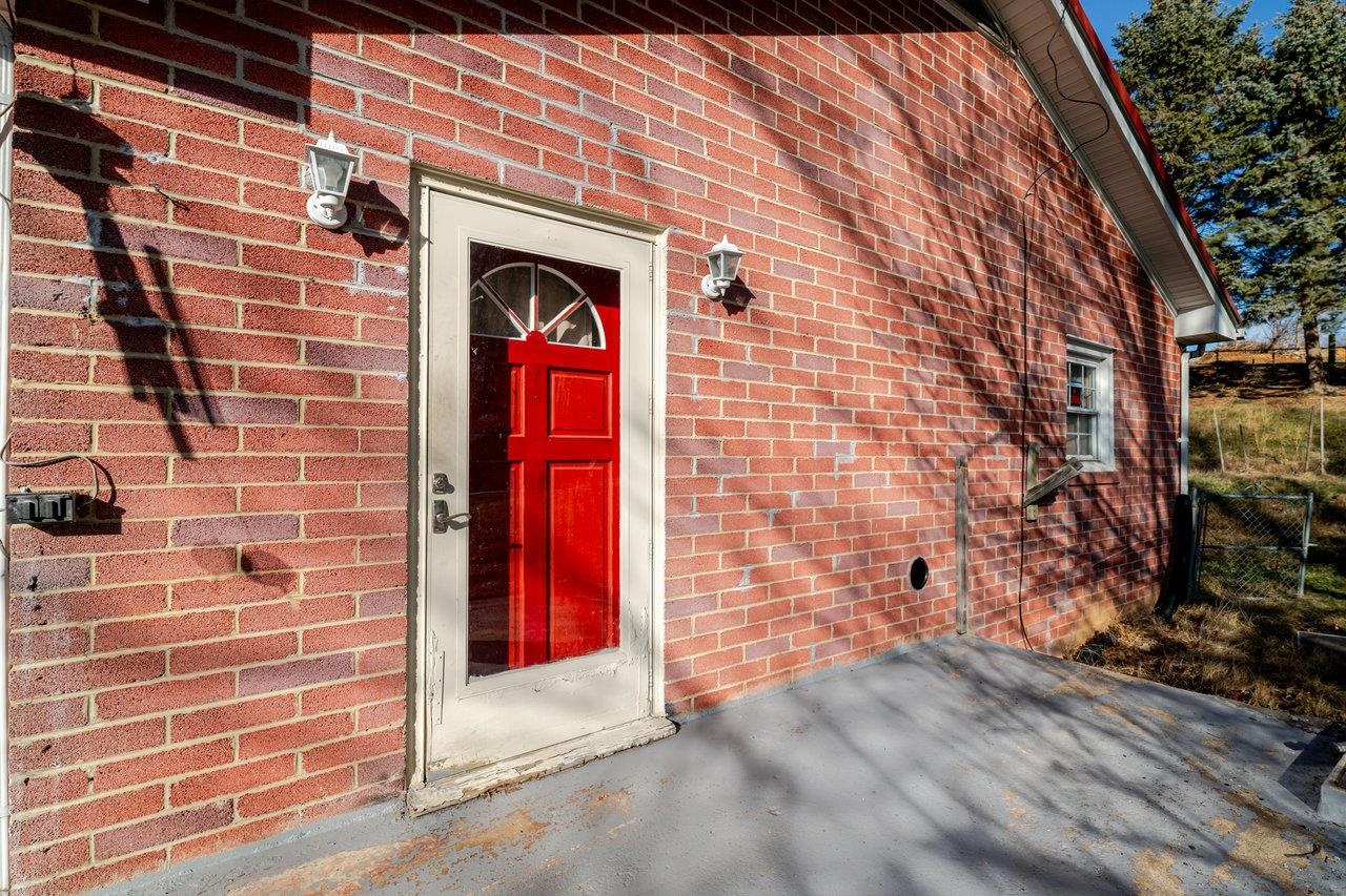 120 SHUTTERLEE MILL LN, STAUNTON, Virginia 24401, 2 Bedrooms Bedrooms, ,1 BathroomBathrooms,Residential,Head west on W Beverley St. Turn Right onto Shutte,120 SHUTTERLEE MILL LN,671979 MLS # 671979