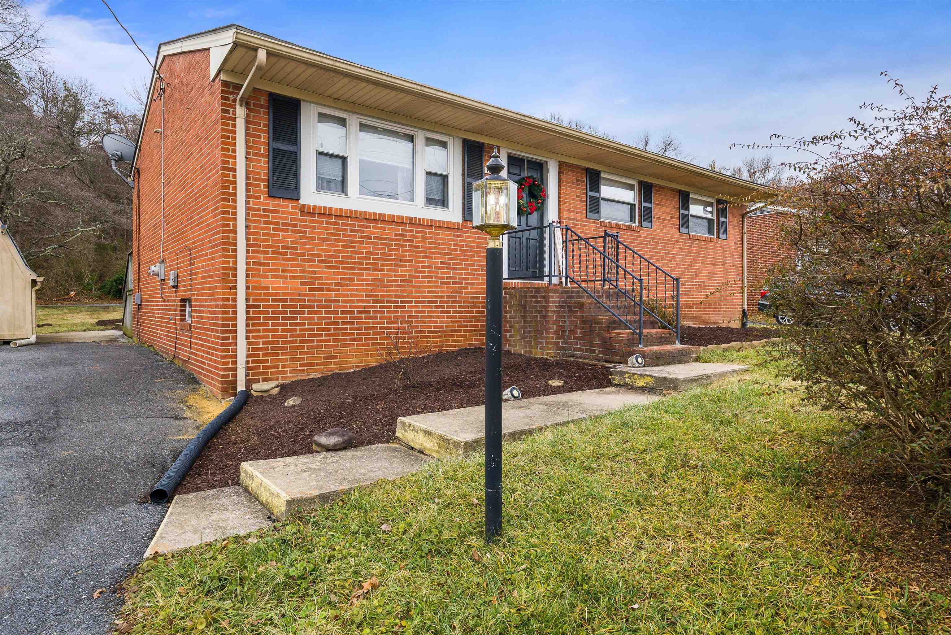 1124 S WINCHESTER AVE, WAYNESBORO, Virginia 22980, 3 Bedrooms Bedrooms, ,1 BathroomBathrooms,Residential,1124 S WINCHESTER AVE,672020 MLS # 672020