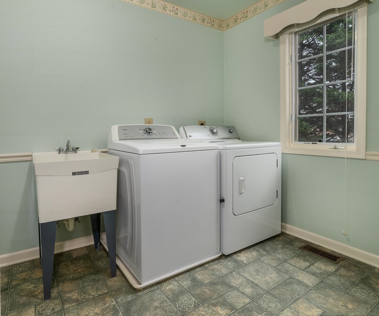 17 NEW CAMERON DR, LEXINGTON, Virginia 24450, 4 Bedrooms Bedrooms, ,3 BathroomsBathrooms,Residential,17 NEW CAMERON DR,672042 MLS # 672042 17 NEW CAMERON DR, LEXINGTON, Virginia 24450, 4 Bedrooms Bedrooms, ,3 BathroomsBathrooms,Residential,17 NEW CAMERON DR,672042 MLS # 672042