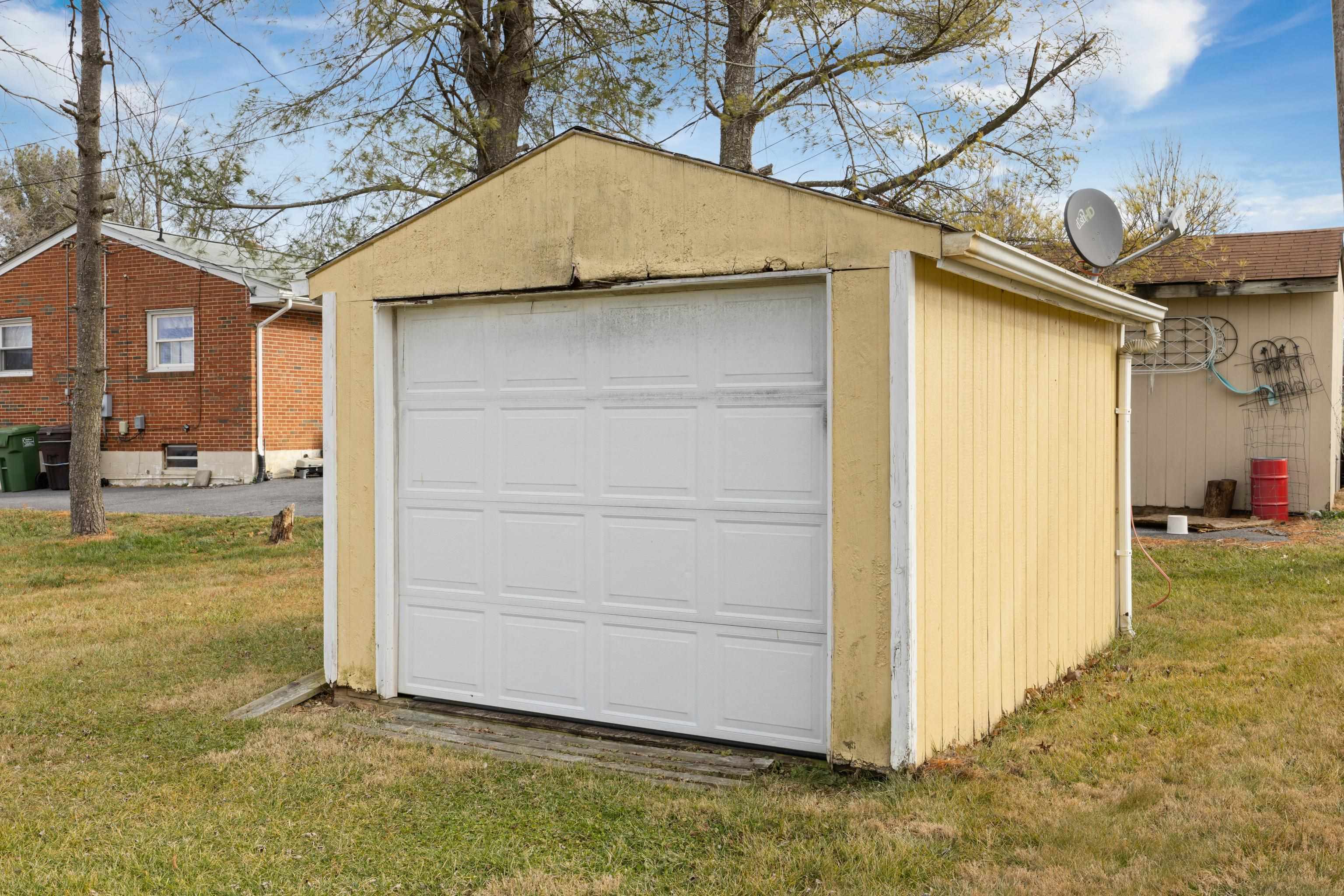 19 PLEASANT VALLEY DR, WEYERS CAVE, Virginia 24486, 3 Bedrooms Bedrooms, ,1 BathroomBathrooms,Residential,19 PLEASANT VALLEY DR,672044 MLS # 672044