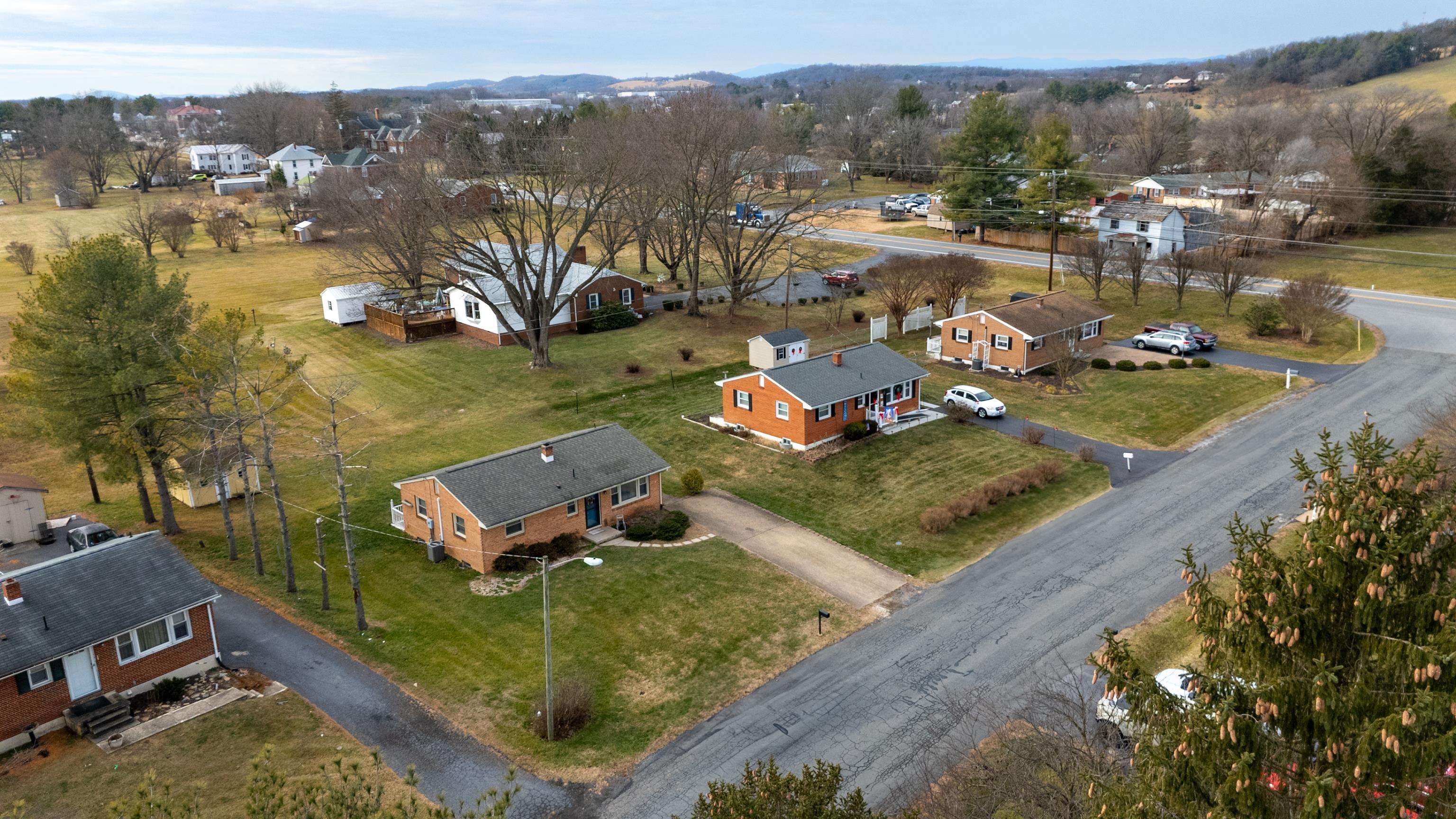 19 PLEASANT VALLEY DR, WEYERS CAVE, Virginia 24486, 3 Bedrooms Bedrooms, ,1 BathroomBathrooms,Residential,19 PLEASANT VALLEY DR,672044 MLS # 672044