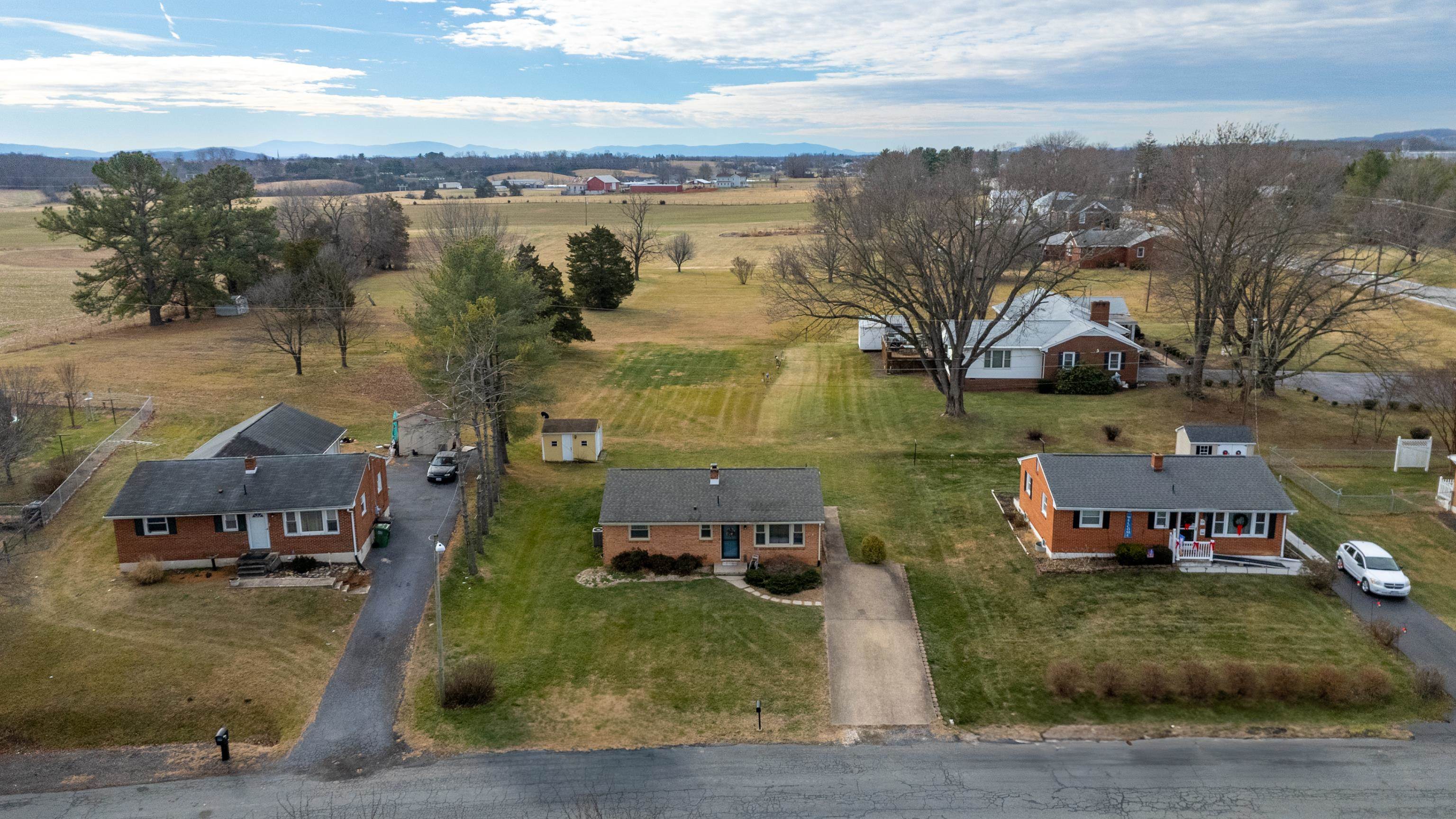 19 PLEASANT VALLEY DR, WEYERS CAVE, Virginia 24486, 3 Bedrooms Bedrooms, ,1 BathroomBathrooms,Residential,19 PLEASANT VALLEY DR,672044 MLS # 672044