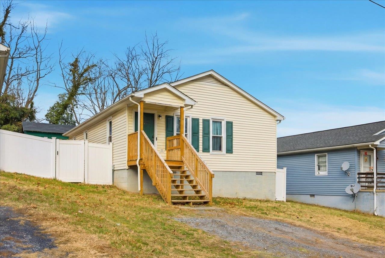 626 B ST, STAUNTON, Virginia 24401, 3 Bedrooms Bedrooms, ,2 BathroomsBathrooms,Residential,626 B ST,672069 MLS # 672069