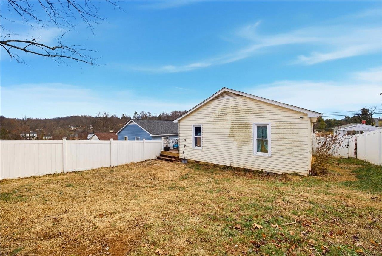 626 B ST, STAUNTON, Virginia 24401, 3 Bedrooms Bedrooms, ,2 BathroomsBathrooms,Residential,626 B ST,672069 MLS # 672069