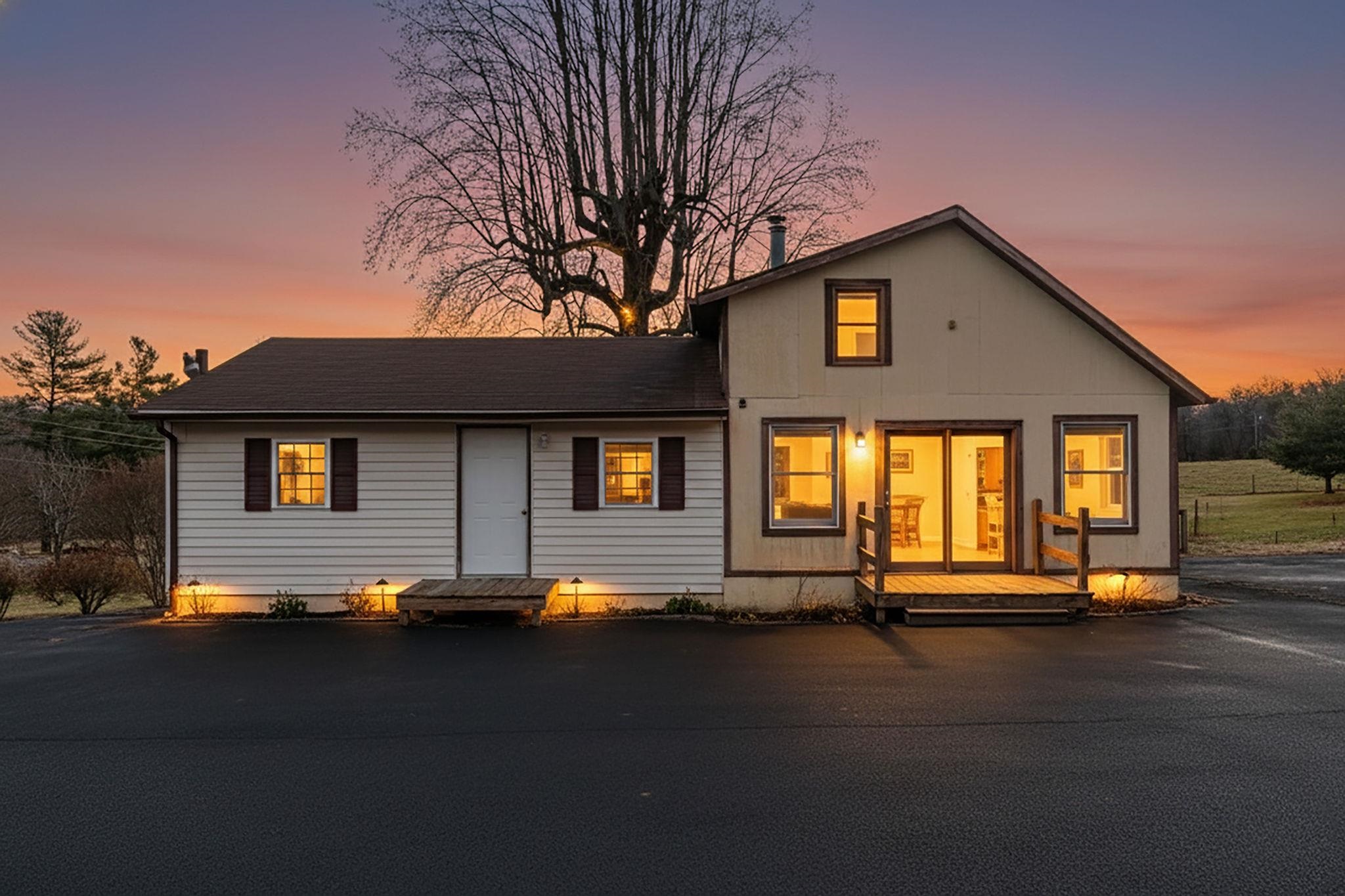 2594 LEE JACKSON HWY, STAUNTON, Virginia 24401, 2 Bedrooms Bedrooms, ,1 BathroomBathrooms,Residential,2594 LEE JACKSON HWY,672111 MLS # 672111