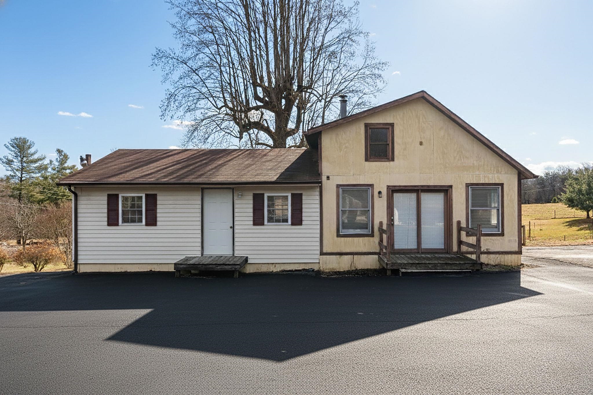 2594 LEE JACKSON HWY, STAUNTON, Virginia 24401, 2 Bedrooms Bedrooms, ,1 BathroomBathrooms,Residential,2594 LEE JACKSON HWY,672111 MLS # 672111