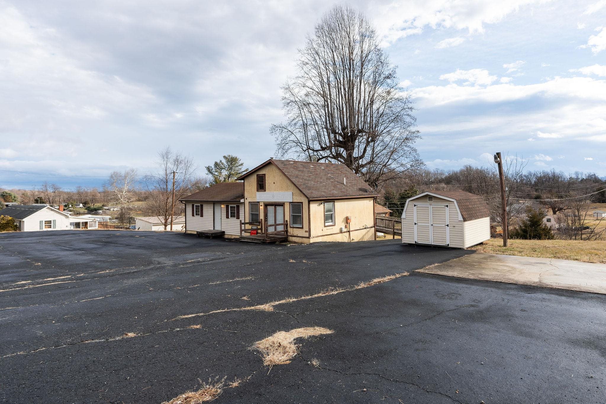 2594 LEE JACKSON HWY, STAUNTON, Virginia 24401, 2 Bedrooms Bedrooms, ,1 BathroomBathrooms,Residential,2594 LEE JACKSON HWY,672111 MLS # 672111