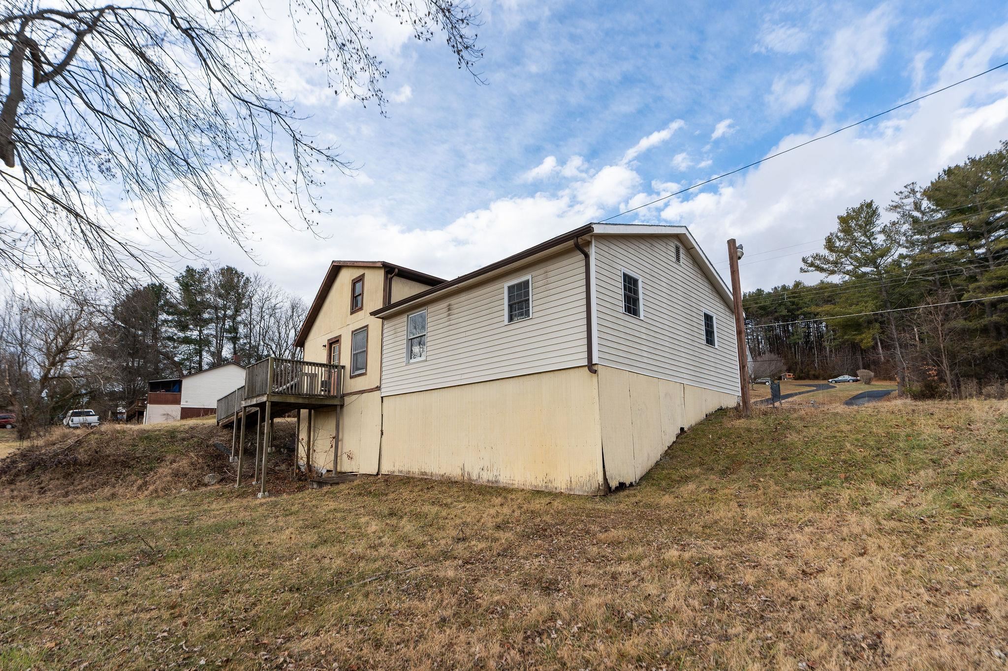 2594 LEE JACKSON HWY, STAUNTON, Virginia 24401, 2 Bedrooms Bedrooms, ,1 BathroomBathrooms,Residential,2594 LEE JACKSON HWY,672111 MLS # 672111