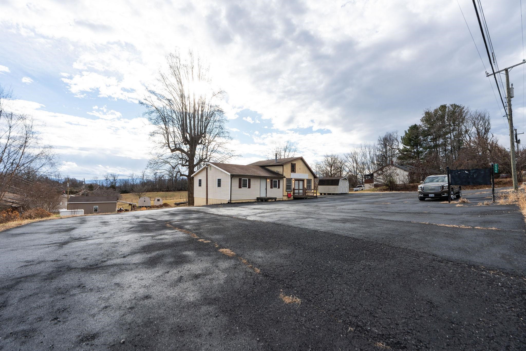 2594 LEE JACKSON HWY, STAUNTON, Virginia 24401, 2 Bedrooms Bedrooms, ,1 BathroomBathrooms,Residential,2594 LEE JACKSON HWY,672111 MLS # 672111