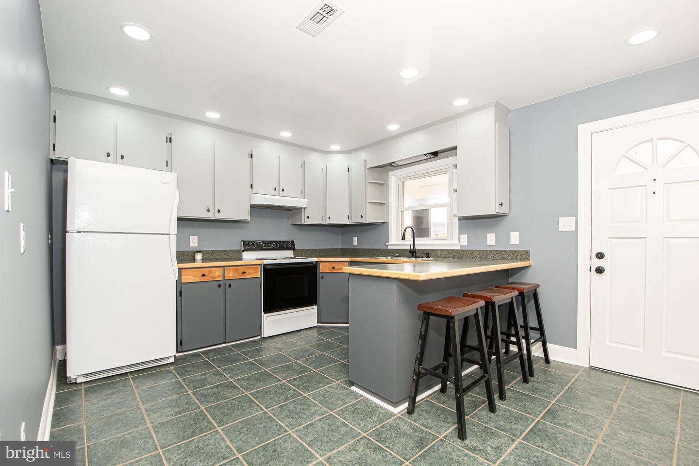 812 VIRGINIA AVE, FRONT ROYAL, Virginia 22630, 3 Bedrooms Bedrooms, ,1 BathroomBathrooms,Residential,For sale,812 VIRGINIA AVE,VAWR2012618 MLS # VAWR2012618