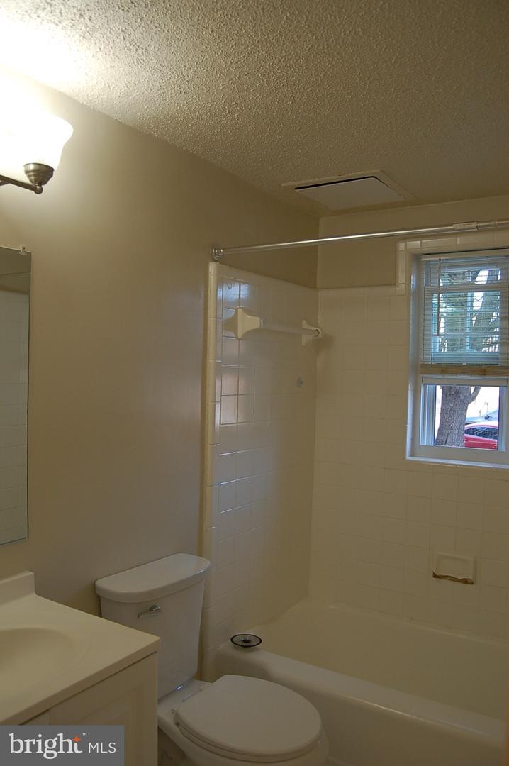 2237 FARRINGTON AVE #101, ALEXANDRIA, Virginia 22303, 1 Bedroom Bedrooms, ,1 BathroomBathrooms,Residential,For sale,2237 FARRINGTON AVE #101,VAFX2282452 MLS # VAFX2282452