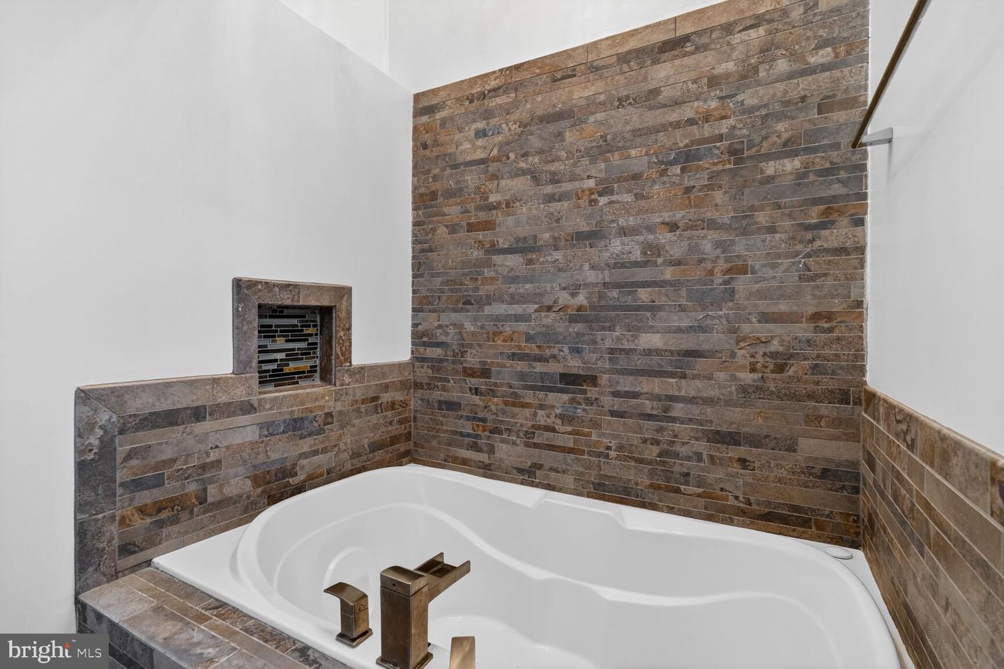 4426 36TH ST S #B2, ARLINGTON, Virginia 22206, 2 Bedrooms Bedrooms, ,2 BathroomsBathrooms,Residential,For sale,4426 36TH ST S #B2,VAAR2067144 MLS # VAAR2067144