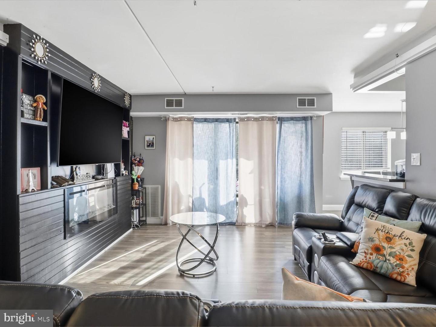 611 CENTER ST #104, HERNDON, Virginia 20170, 2 Bedrooms Bedrooms, 4 Rooms Rooms,2 BathroomsBathrooms,Residential,For sale,611 CENTER ST #104,VAFX2283340 MLS # VAFX2283340