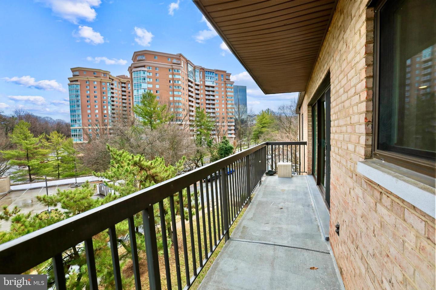 3200 S 28TH ST #403, ALEXANDRIA, Virginia 22302, 2 Bedrooms Bedrooms, 3 Rooms Rooms,1 BathroomBathrooms,Residential,For sale,3200 S 28TH ST #403,VAAX2052702 MLS # VAAX2052702