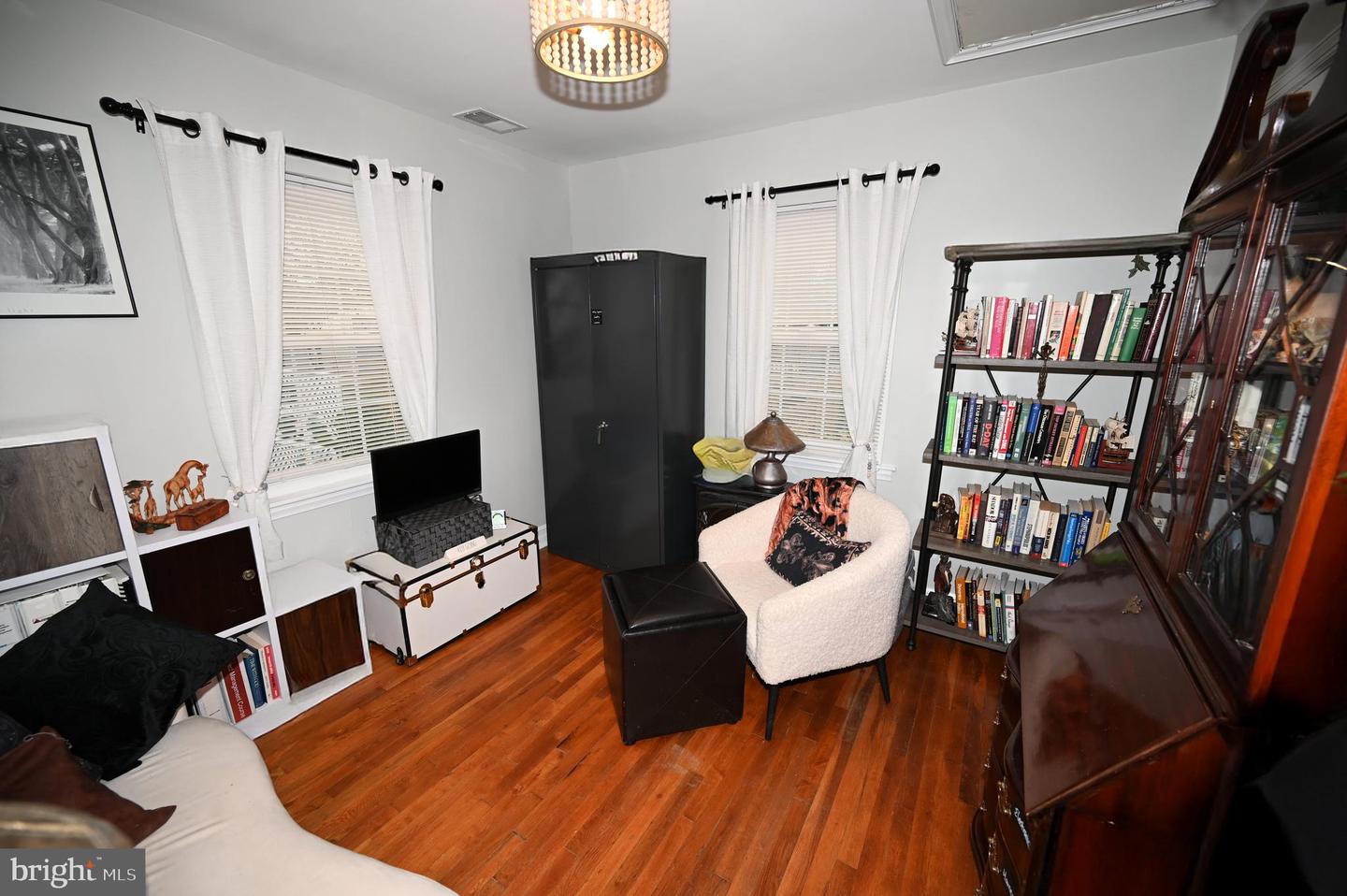 10833 WARWICK AVE, FAIRFAX, Virginia 22030, 3 Bedrooms Bedrooms, 12 Rooms Rooms,1 BathroomBathrooms,Residential,For sale,10833 WARWICK AVE,VAFC2007258 MLS # VAFC2007258