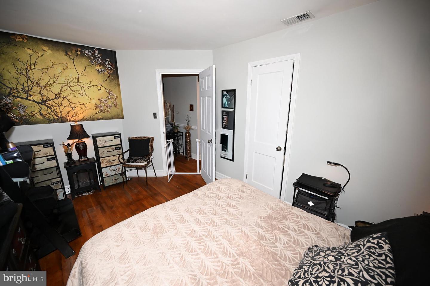 10833 WARWICK AVE, FAIRFAX, Virginia 22030, 3 Bedrooms Bedrooms, 12 Rooms Rooms,1 BathroomBathrooms,Residential,For sale,10833 WARWICK AVE,VAFC2007258 MLS # VAFC2007258