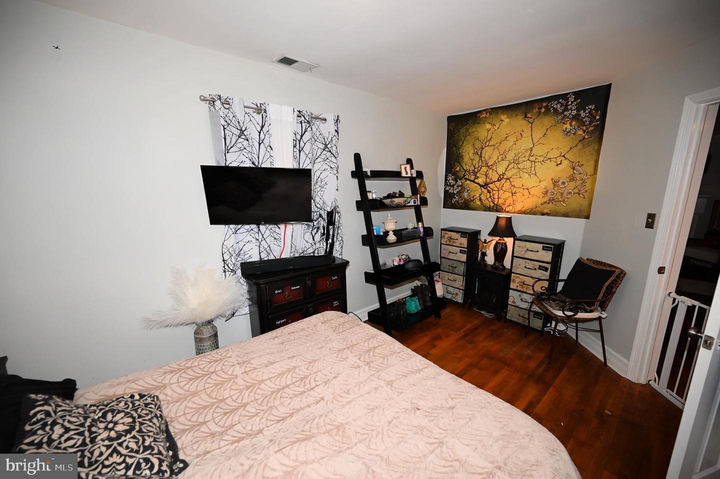 10833 WARWICK AVE, FAIRFAX, Virginia 22030, 3 Bedrooms Bedrooms, 12 Rooms Rooms,1 BathroomBathrooms,Residential,For sale,10833 WARWICK AVE,VAFC2007258 MLS # VAFC2007258