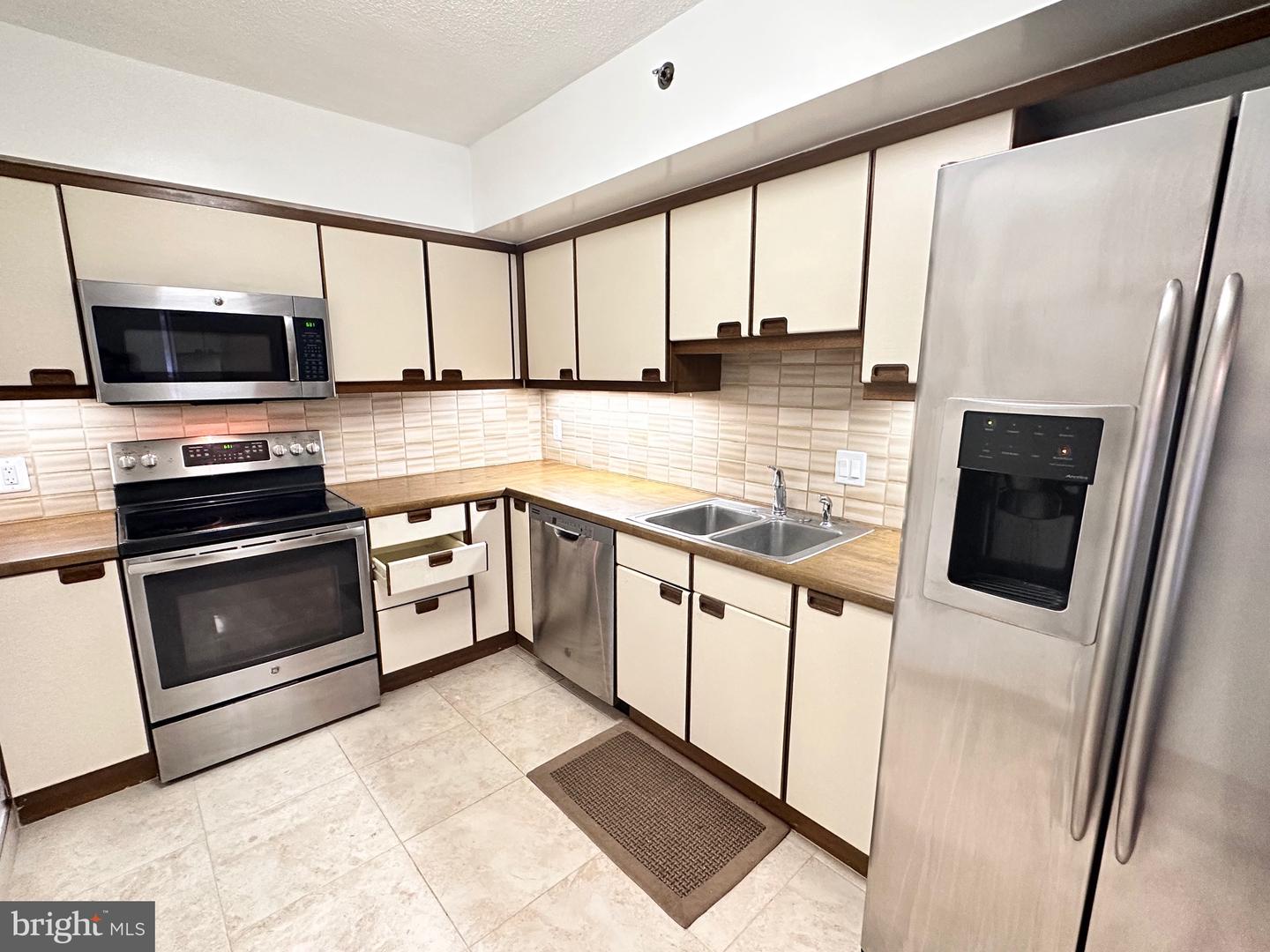 1200 CRYSTAL DR #214, ARLINGTON, Virginia 22202, 2 Bedrooms Bedrooms, ,1 BathroomBathrooms,Residential,For sale,1200 CRYSTAL DR #214,VAAR2066062 MLS # VAAR2066062