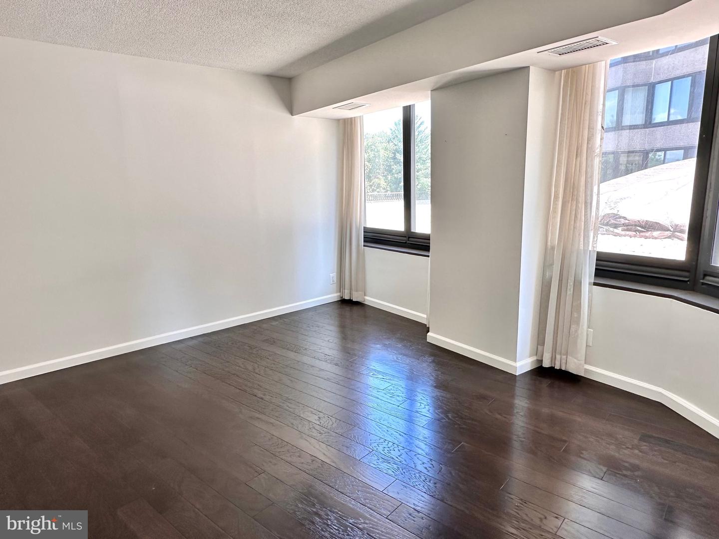 1200 CRYSTAL DR #214, ARLINGTON, Virginia 22202, 2 Bedrooms Bedrooms, ,1 BathroomBathrooms,Residential,For sale,1200 CRYSTAL DR #214,VAAR2066062 MLS # VAAR2066062