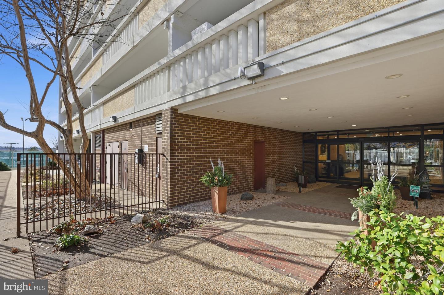 6101 EDSALL RD #1004, ALEXANDRIA, Virginia 22304, 2 Bedrooms Bedrooms, ,2 BathroomsBathrooms,Residential,For sale,6101 EDSALL RD #1004,VAAX2052508 MLS # VAAX2052508