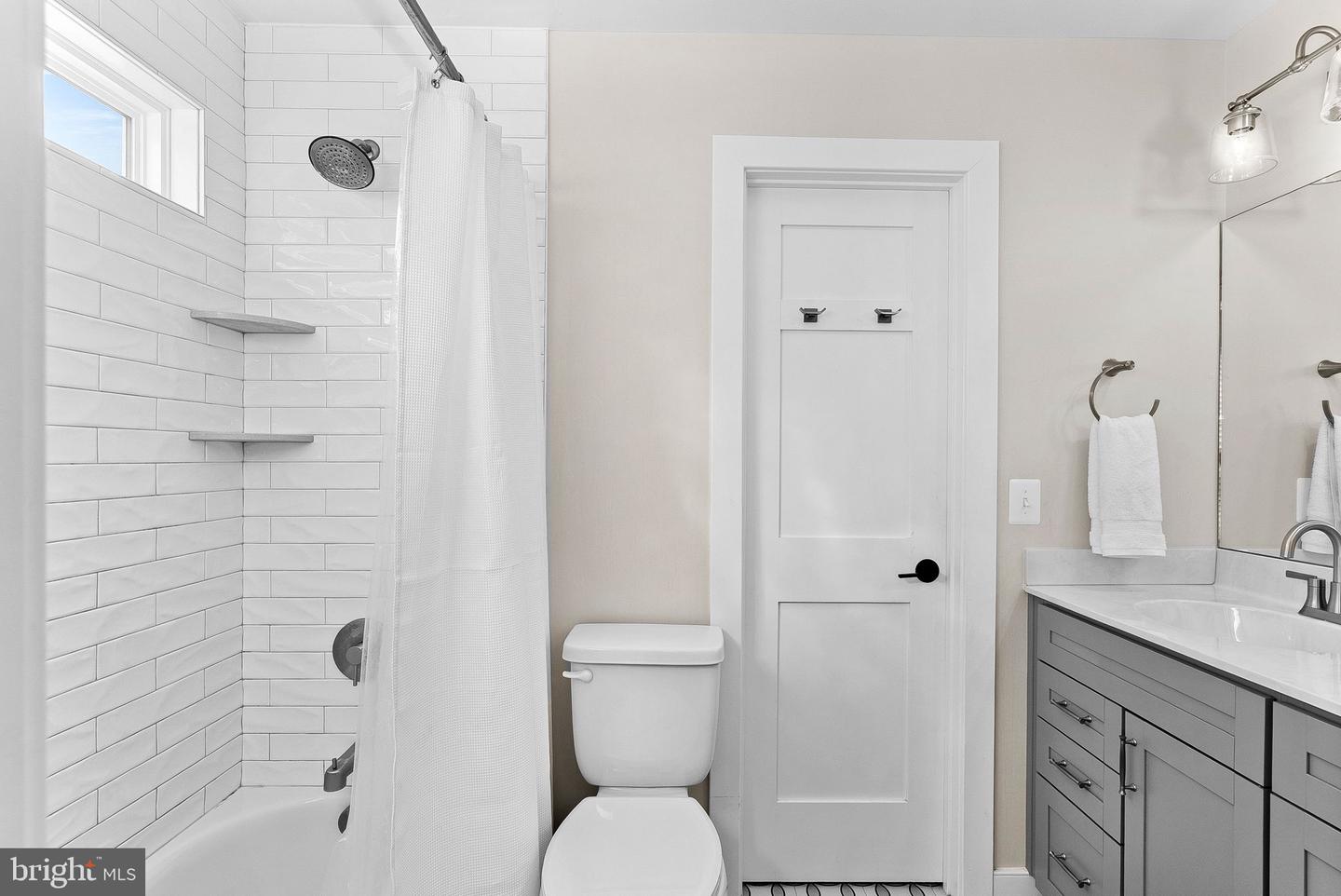 35611 HAMLET CT, ROUND HILL, Virginia 20141, 5 Bedrooms Bedrooms, ,4 BathroomsBathrooms,Residential,For sale,35611 HAMLET CT,VALO2112968 MLS # VALO2112968