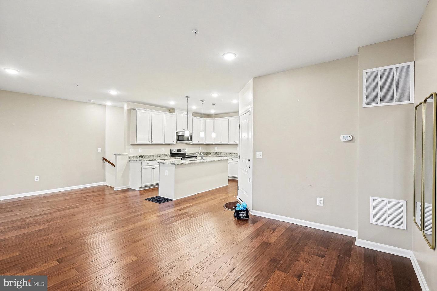 13933 HOLLOW WIND WAY #101, WOODBRIDGE, Virginia 22191, 3 Bedrooms Bedrooms, 6 Rooms Rooms,2 BathroomsBathrooms,Residential,For sale,13933 HOLLOW WIND WAY #101,VAPW2109458 MLS # VAPW2109458