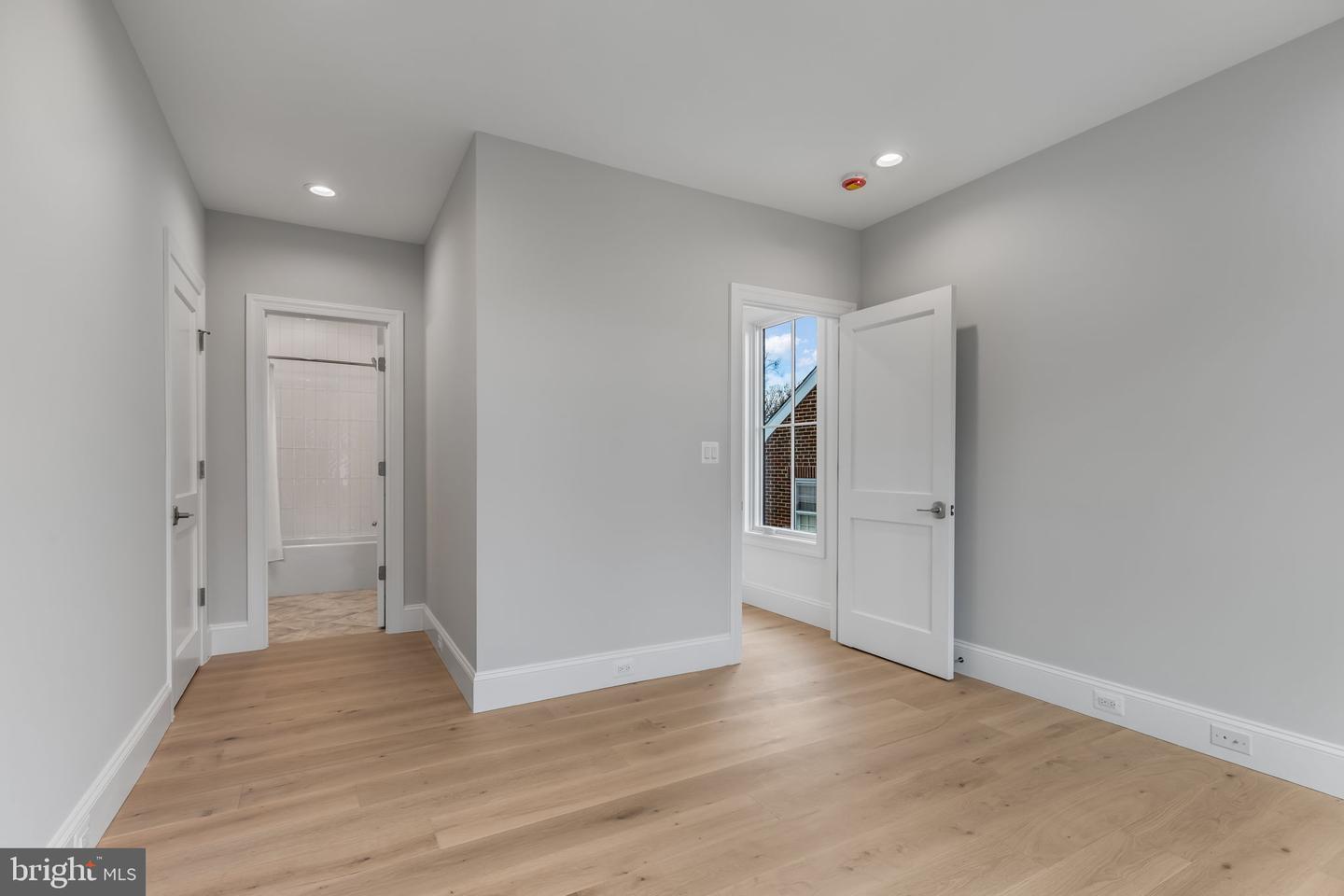 629 N LINCOLN ST N, ARLINGTON, Virginia 22201, 6 Bedrooms Bedrooms, ,6 BathroomsBathrooms,Residential,For sale,629 N LINCOLN ST N,VAAR2067076 MLS # VAAR2067076