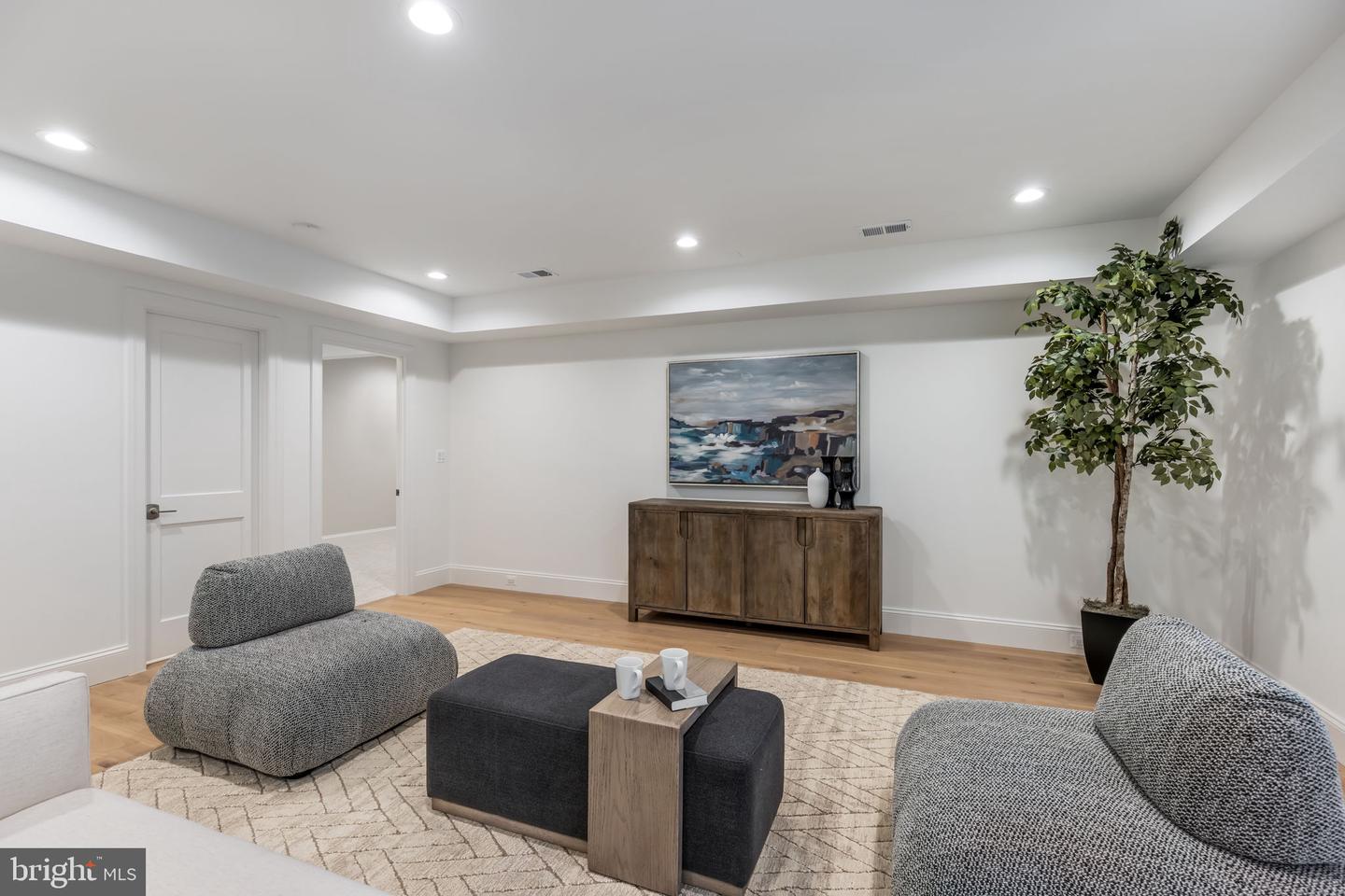 629 N LINCOLN ST N, ARLINGTON, Virginia 22201, 6 Bedrooms Bedrooms, ,6 BathroomsBathrooms,Residential,For sale,629 N LINCOLN ST N,VAAR2067076 MLS # VAAR2067076