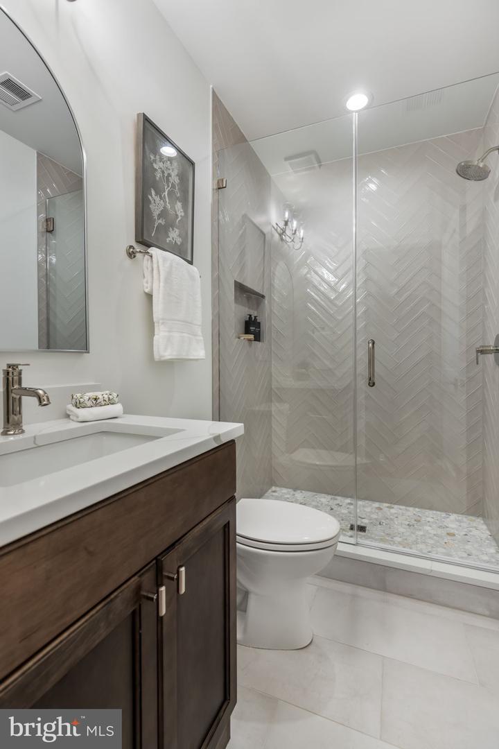 629 N LINCOLN ST N, ARLINGTON, Virginia 22201, 6 Bedrooms Bedrooms, ,6 BathroomsBathrooms,Residential,For sale,629 N LINCOLN ST N,VAAR2067076 MLS # VAAR2067076