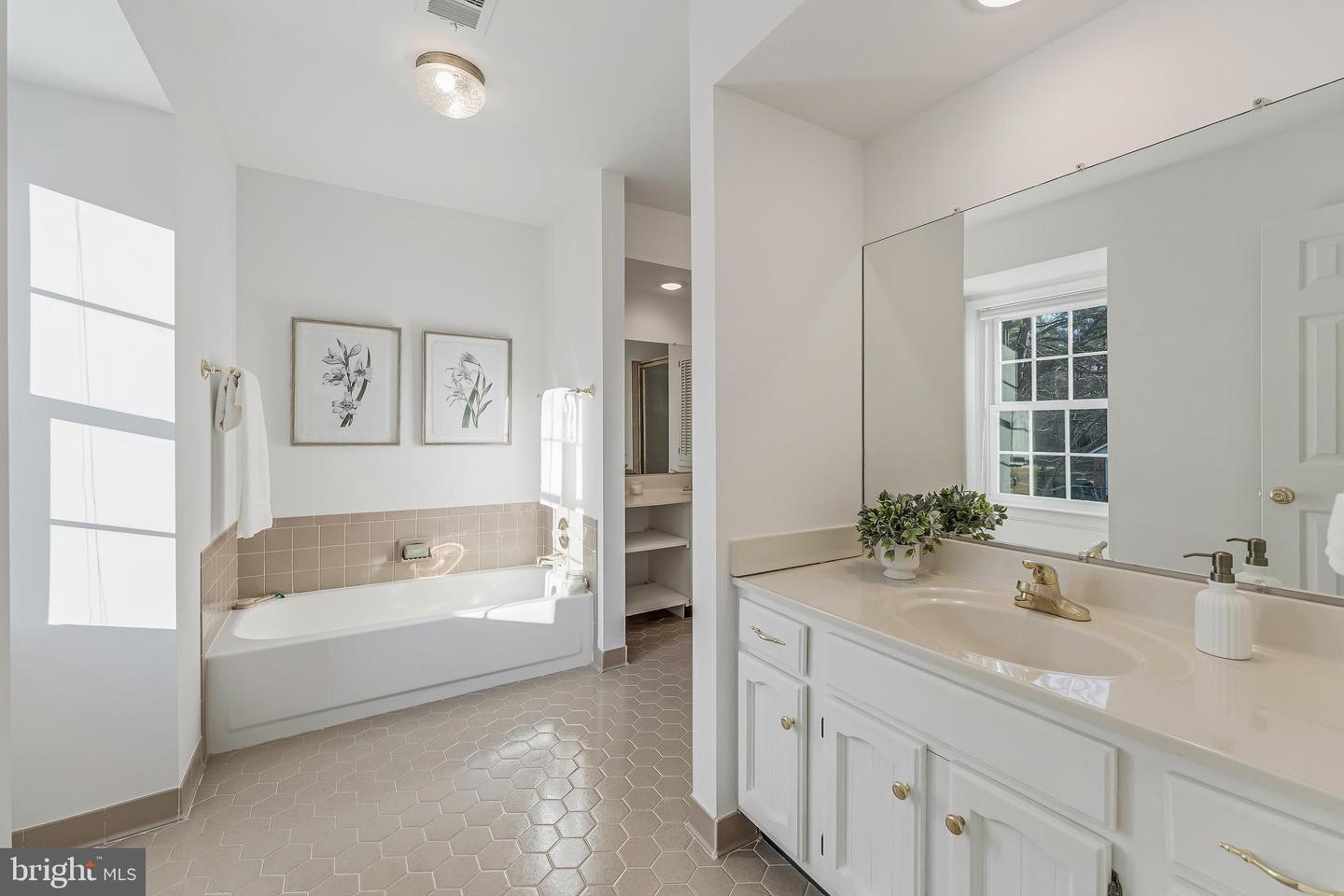 10332 DUNN MEADOW RD, VIENNA, Virginia 22182, 4 Bedrooms Bedrooms, ,2 BathroomsBathrooms,Residential,For sale,10332 DUNN MEADOW RD,VAFX2283370 MLS # VAFX2283370