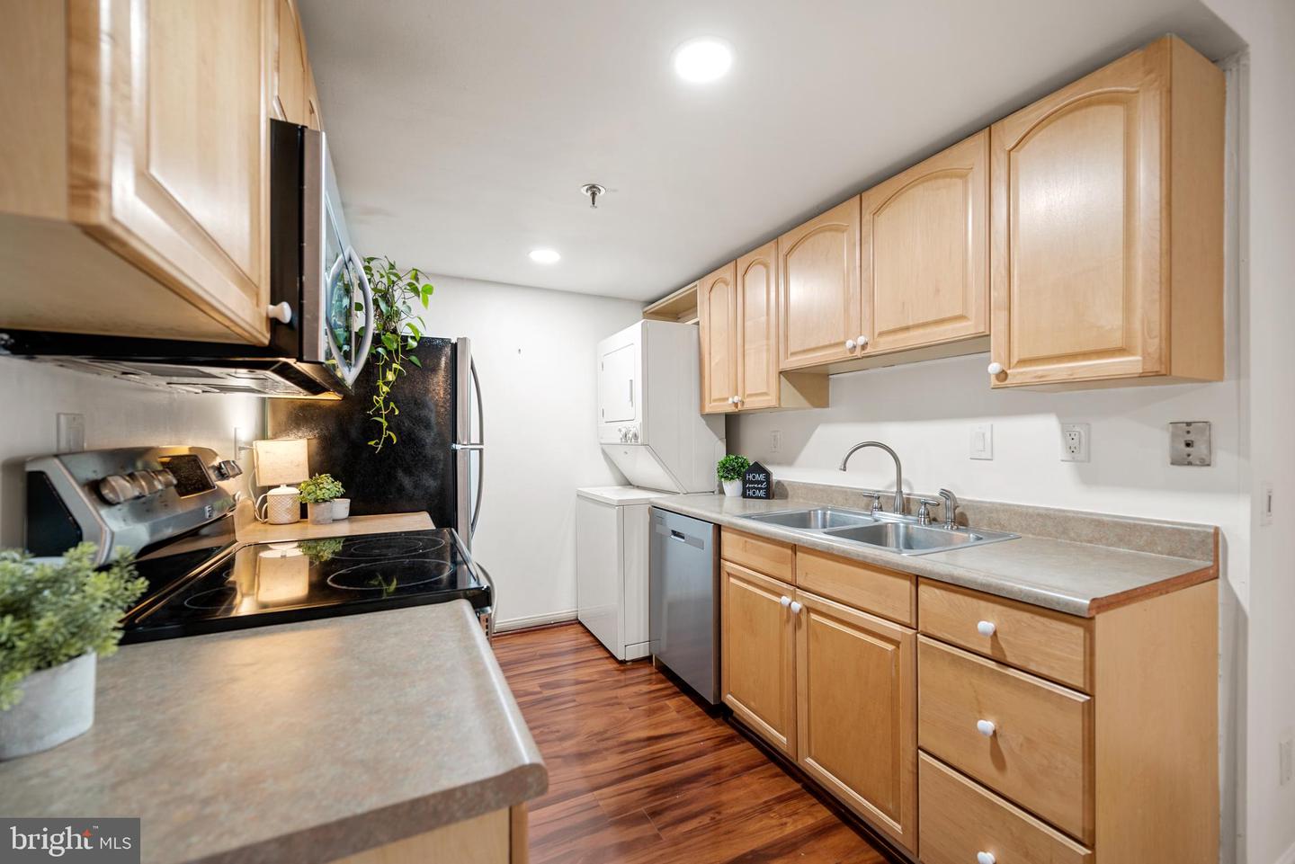 5911 EDSALL RD #805, ALEXANDRIA, Virginia 22304, 2 Bedrooms Bedrooms, ,2 BathroomsBathrooms,Residential,For sale,5911 EDSALL RD #805,VAAX2052742 MLS # VAAX2052742