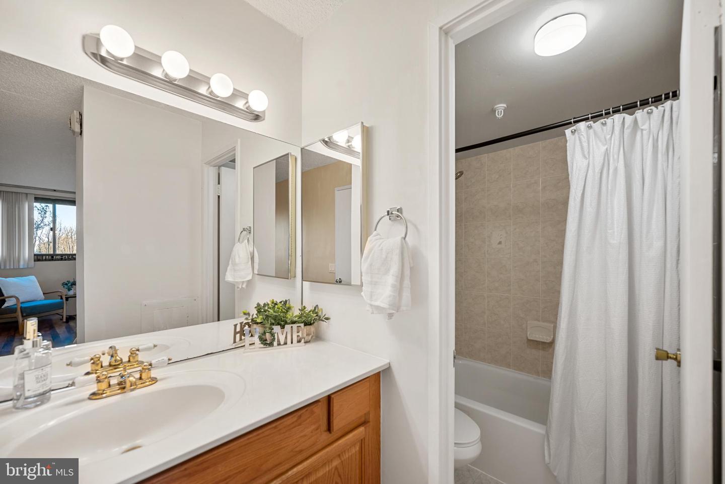 5911 EDSALL RD #805, ALEXANDRIA, Virginia 22304, 2 Bedrooms Bedrooms, ,2 BathroomsBathrooms,Residential,For sale,5911 EDSALL RD #805,VAAX2052742 MLS # VAAX2052742