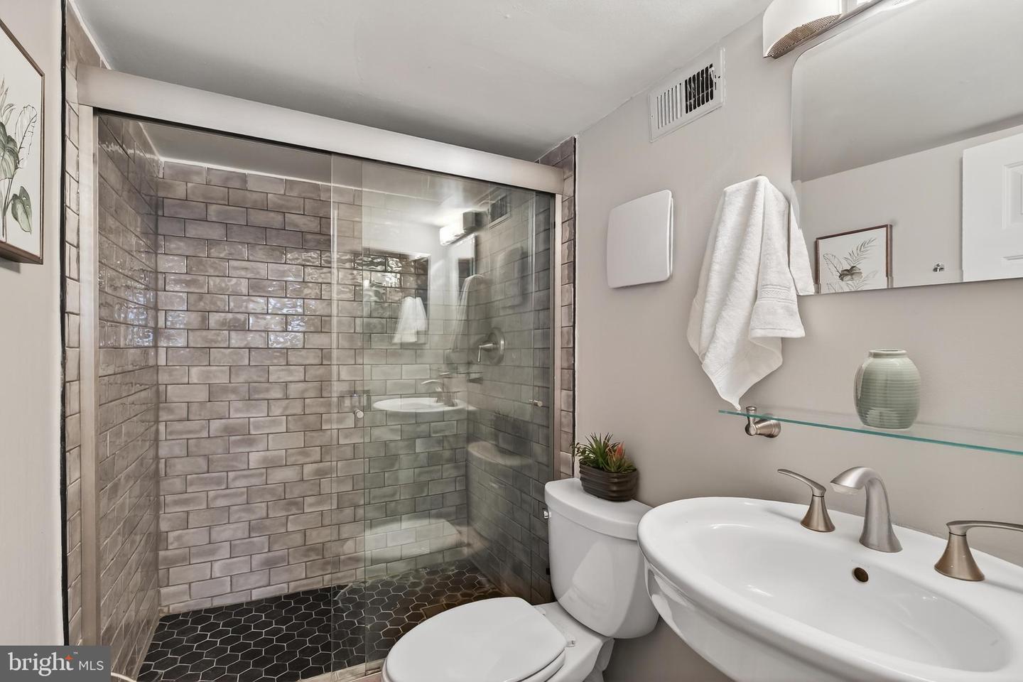 2942 S COLUMBUS ST #A2, ARLINGTON, Virginia 22206, 2 Bedrooms Bedrooms, ,2 BathroomsBathrooms,Residential,For sale,2942 S COLUMBUS ST #A2,VAAX2051268 MLS # VAAX2051268