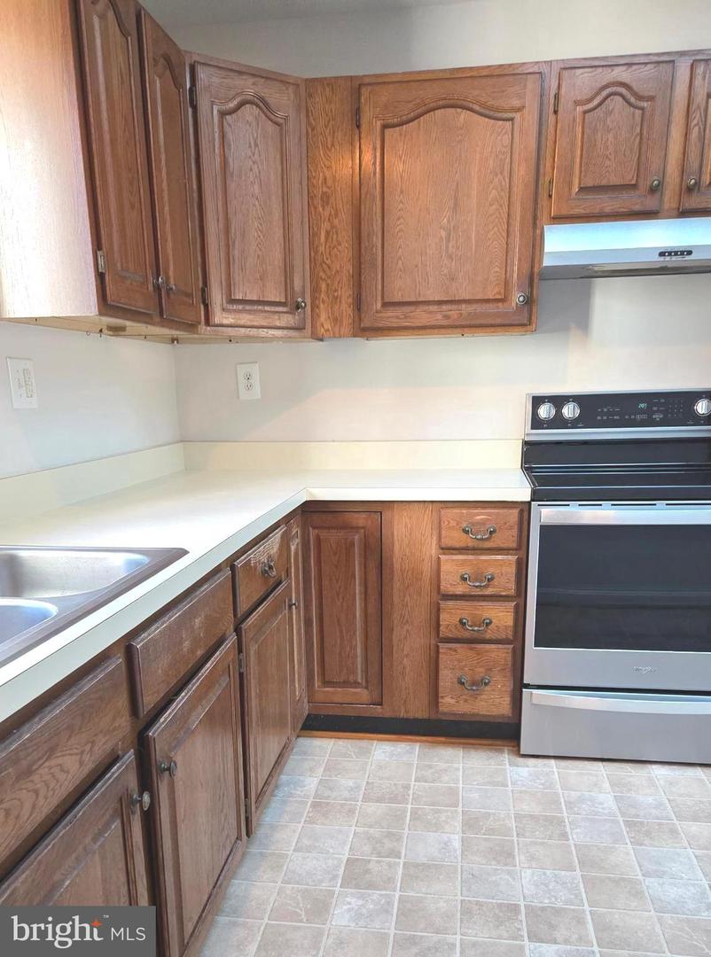 6211 HOUSTON CT, ALEXANDRIA, Virginia 22310, 2 Bedrooms Bedrooms, ,3 BathroomsBathrooms,Residential,For sale,6211 HOUSTON CT,VAFX2283056 MLS # VAFX2283056