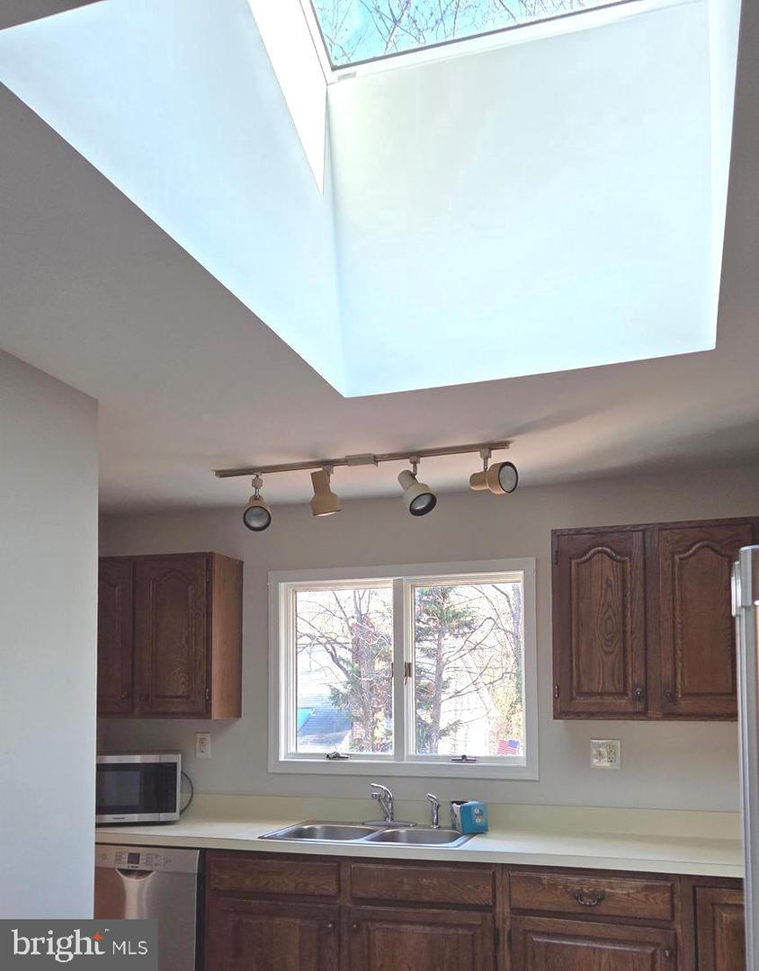 6211 HOUSTON CT, ALEXANDRIA, Virginia 22310, 2 Bedrooms Bedrooms, ,3 BathroomsBathrooms,Residential,For sale,6211 HOUSTON CT,VAFX2283056 MLS # VAFX2283056