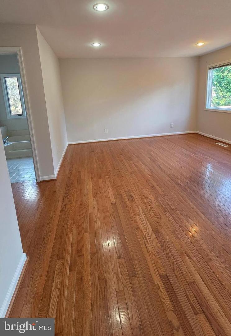 6211 HOUSTON CT, ALEXANDRIA, Virginia 22310, 2 Bedrooms Bedrooms, ,3 BathroomsBathrooms,Residential,For sale,6211 HOUSTON CT,VAFX2283056 MLS # VAFX2283056