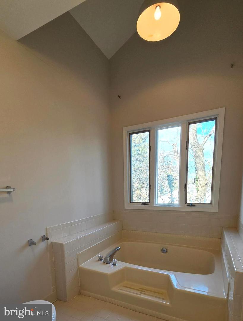 6211 HOUSTON CT, ALEXANDRIA, Virginia 22310, 2 Bedrooms Bedrooms, ,3 BathroomsBathrooms,Residential,For sale,6211 HOUSTON CT,VAFX2283056 MLS # VAFX2283056