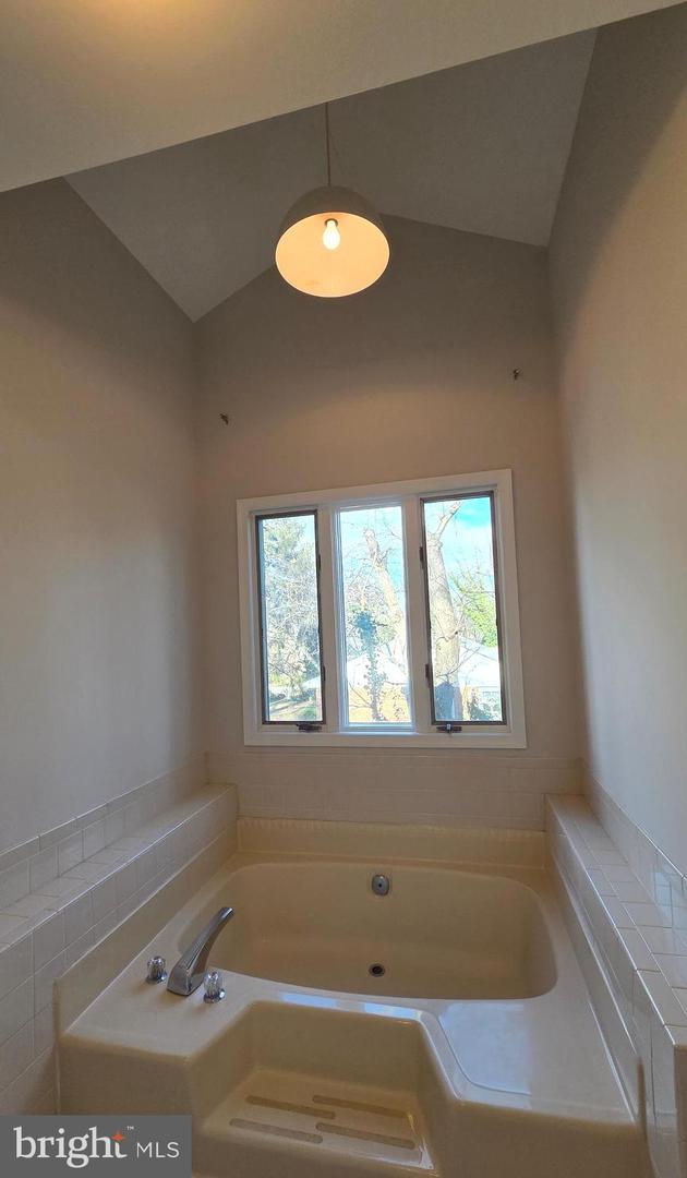 6211 HOUSTON CT, ALEXANDRIA, Virginia 22310, 2 Bedrooms Bedrooms, ,3 BathroomsBathrooms,Residential,For sale,6211 HOUSTON CT,VAFX2283056 MLS # VAFX2283056