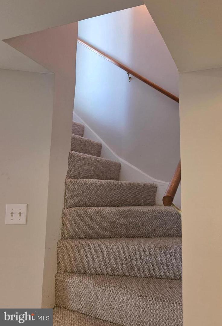 6211 HOUSTON CT, ALEXANDRIA, Virginia 22310, 2 Bedrooms Bedrooms, ,3 BathroomsBathrooms,Residential,For sale,6211 HOUSTON CT,VAFX2283056 MLS # VAFX2283056