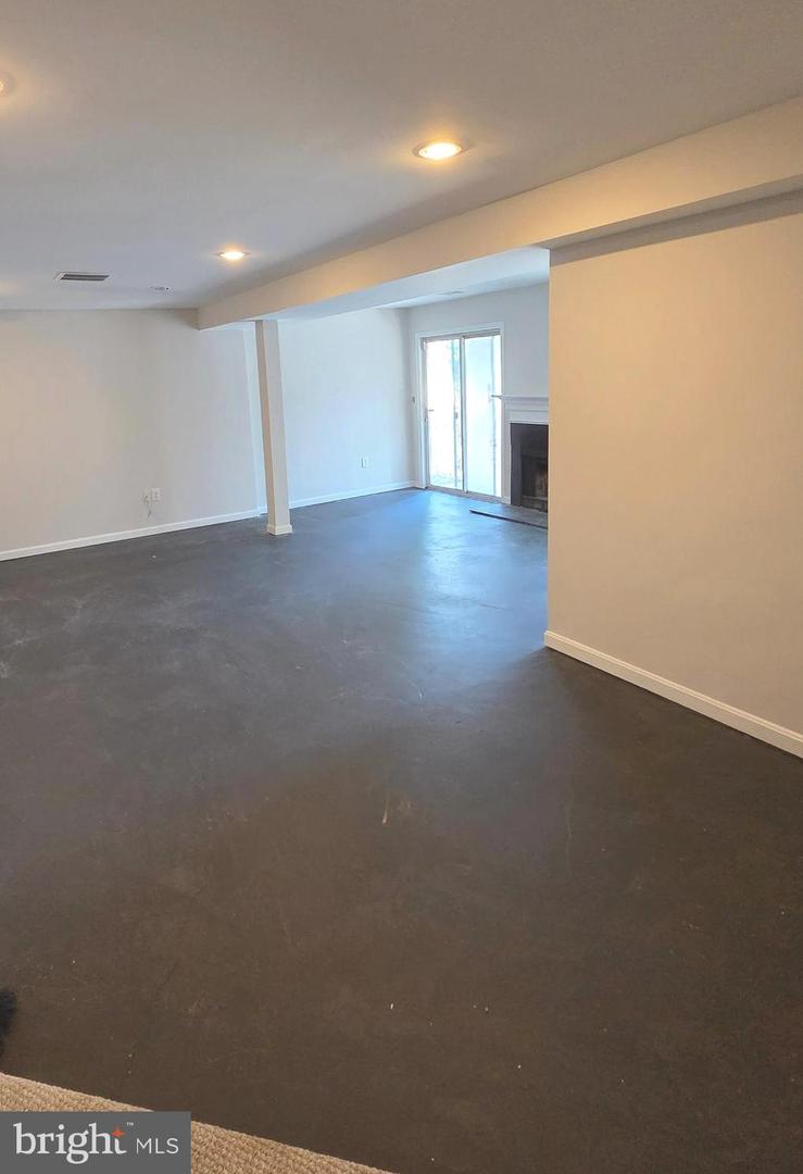 6211 HOUSTON CT, ALEXANDRIA, Virginia 22310, 2 Bedrooms Bedrooms, ,3 BathroomsBathrooms,Residential,For sale,6211 HOUSTON CT,VAFX2283056 MLS # VAFX2283056