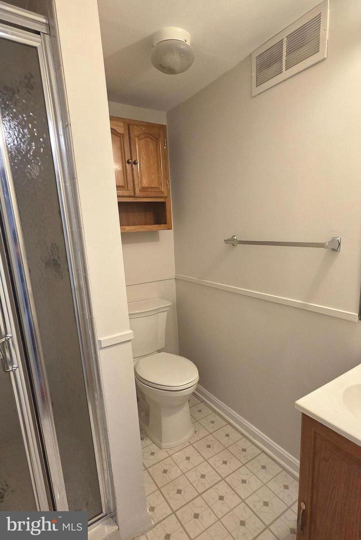 6211 HOUSTON CT, ALEXANDRIA, Virginia 22310, 2 Bedrooms Bedrooms, ,3 BathroomsBathrooms,Residential,For sale,6211 HOUSTON CT,VAFX2283056 MLS # VAFX2283056