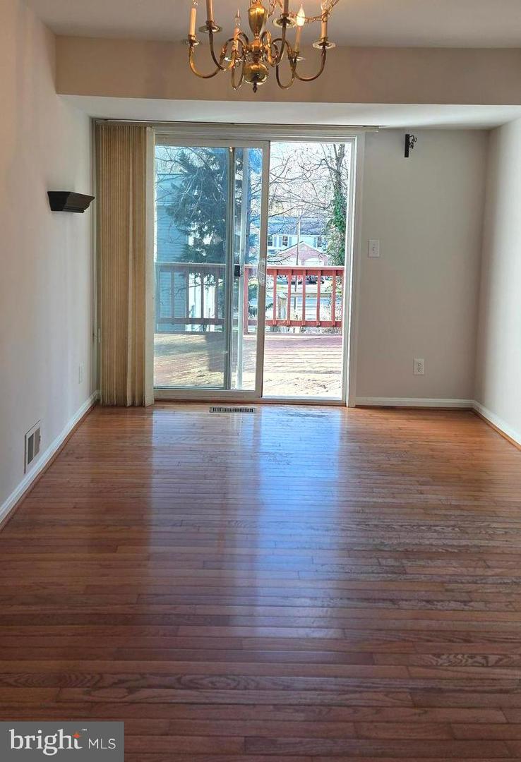 6211 HOUSTON CT, ALEXANDRIA, Virginia 22310, 2 Bedrooms Bedrooms, ,3 BathroomsBathrooms,Residential,For sale,6211 HOUSTON CT,VAFX2283056 MLS # VAFX2283056