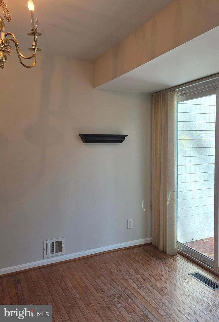 6211 HOUSTON CT, ALEXANDRIA, Virginia 22310, 2 Bedrooms Bedrooms, ,3 BathroomsBathrooms,Residential,For sale,6211 HOUSTON CT,VAFX2283056 MLS # VAFX2283056