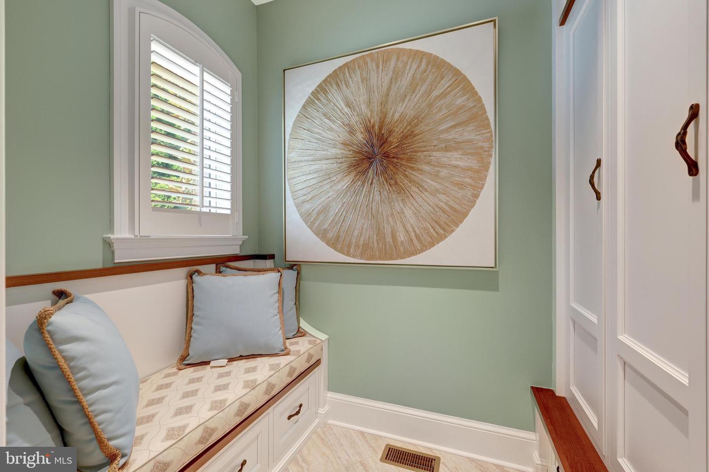 1239 DALEVIEW DR, MCLEAN, Virginia 22102, 5 Bedrooms Bedrooms, ,6 BathroomsBathrooms,Residential,For sale,1239 DALEVIEW DR,VAFX2283404 MLS # VAFX2283404